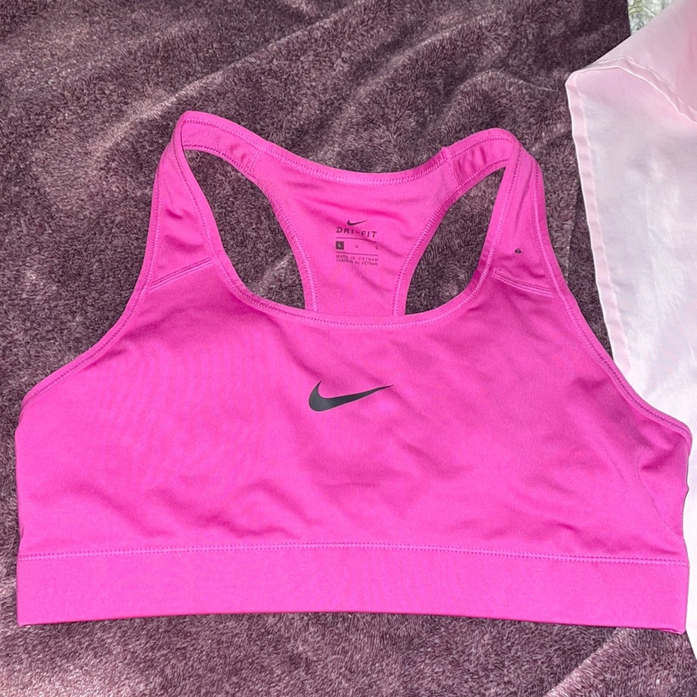 Nike sports bra, size large. super comfortable